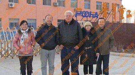 美國客戶第三次來我公司洽談訂購拋丸機事宜