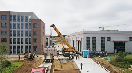 邁上新臺(tái)階——普華重工集團(tuán)門(mén)牌石安裝到位