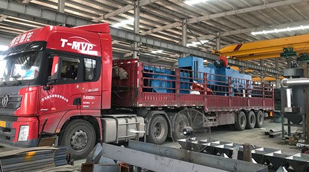 發(fā)往江蘇泰州的Q698鋼板型材拋丸機(jī)裝車發(fā)貨